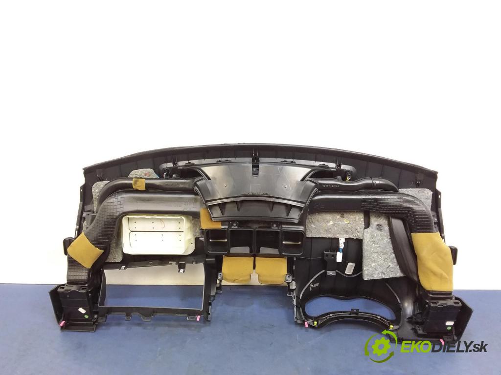 Toyota Auris 2007 kokpit,pristrojová doska