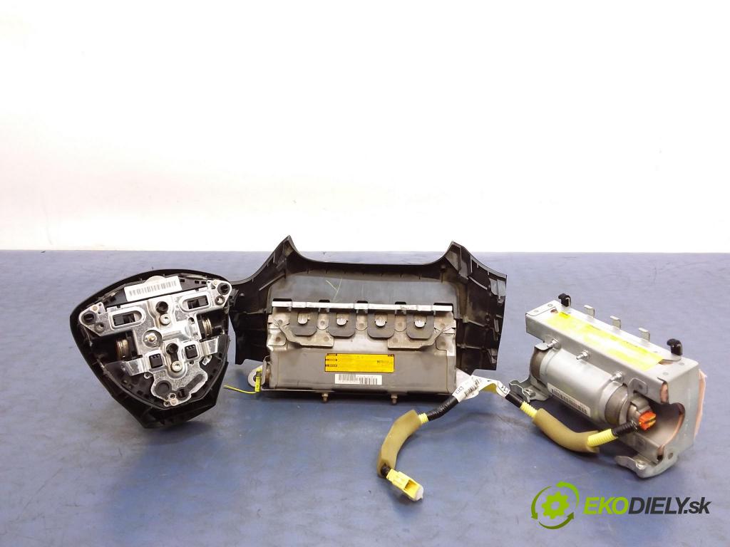 Toyota Auris 2007 kokpit,pristrojová doska