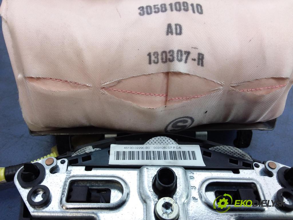 Toyota Auris 2007 kokpit,pristrojová doska