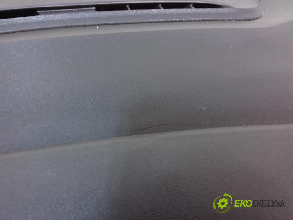 Fiat Punto 2010 kokpit,pristrojová doska