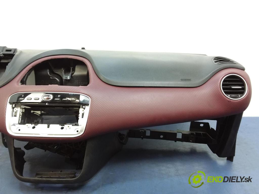 Fiat Punto 2010 kokpit,pristrojová doska