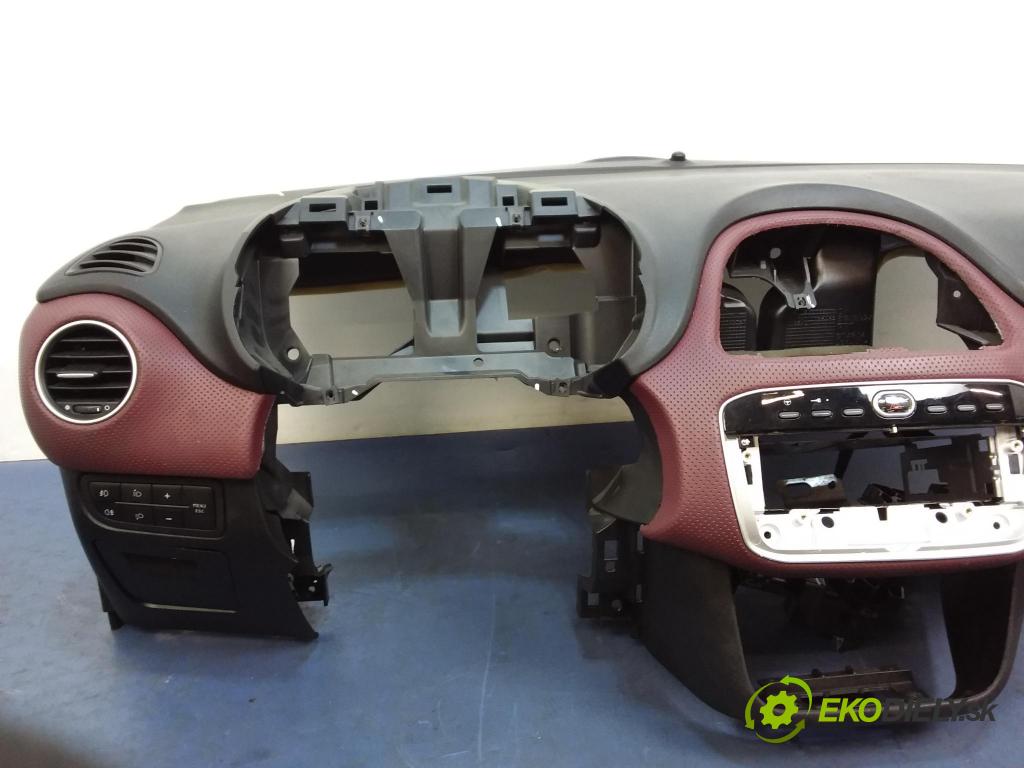Fiat Punto 2010 kokpit,pristrojová doska