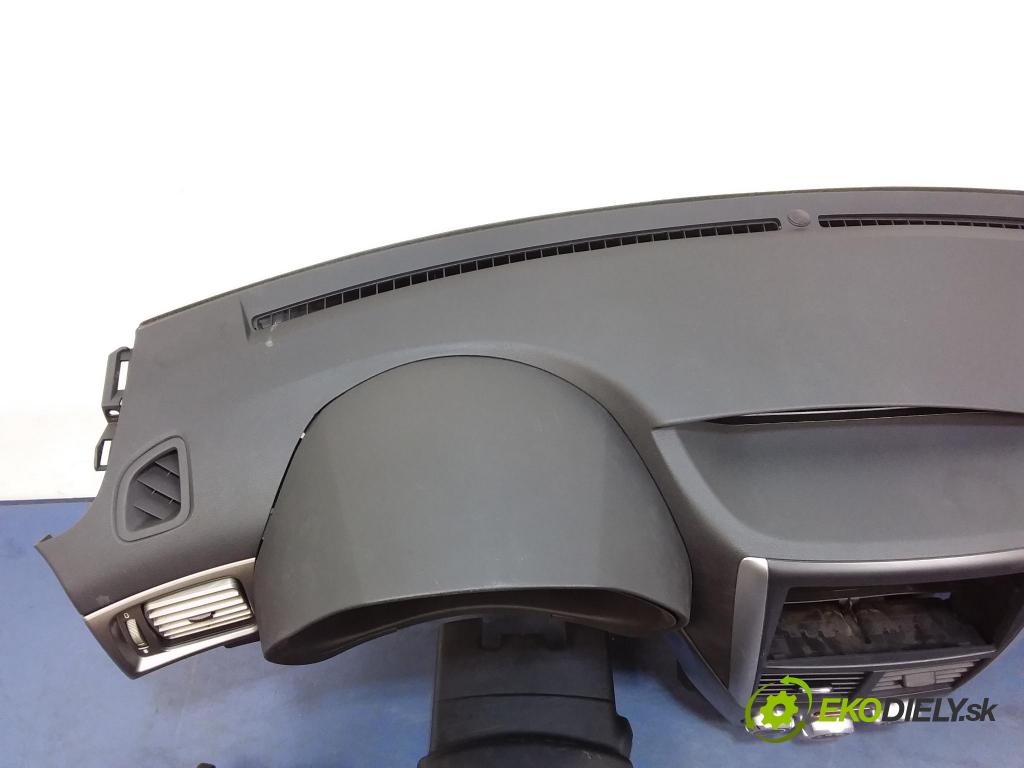 Subaru Forester 2009 kokpit,pristrojová doska 