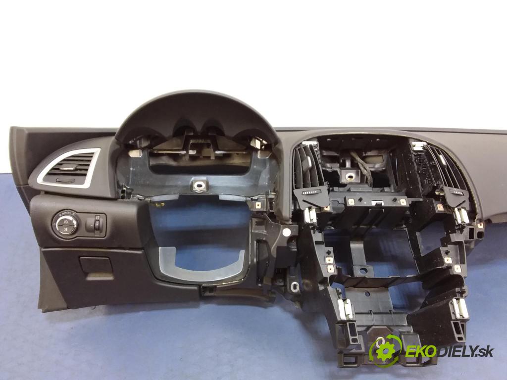 Opel Astra 2014 kokpit,pristrojová doska