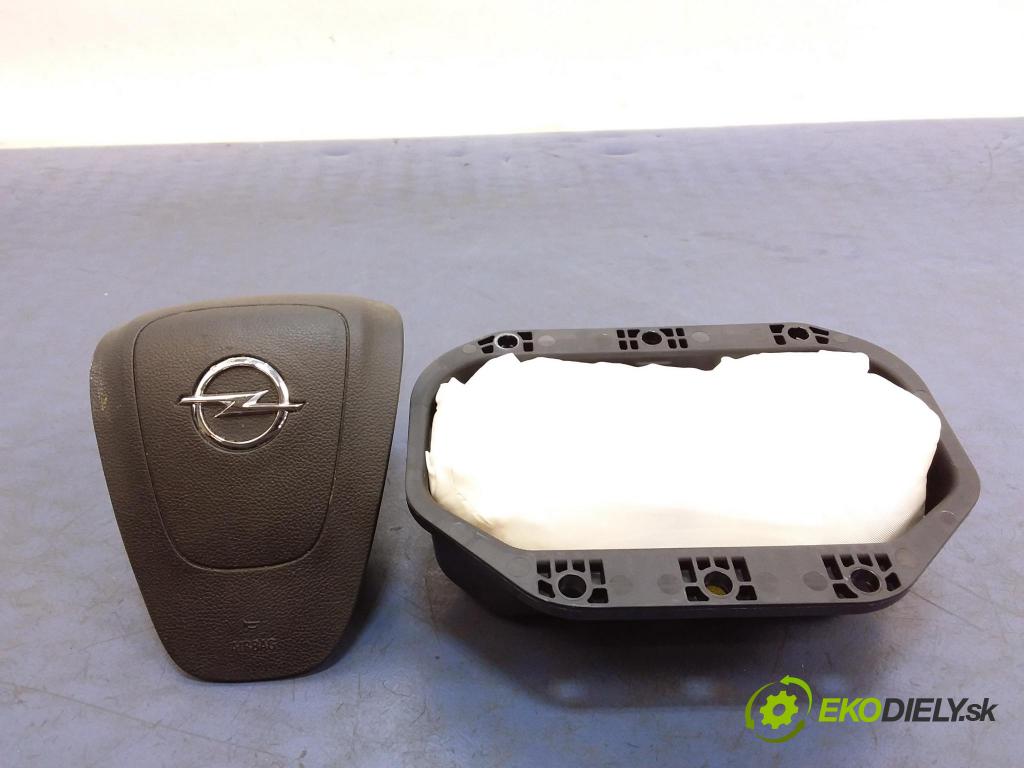Opel Astra 2014 kokpit,pristrojová doska