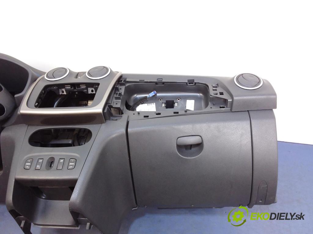 Dacia Sandero 2013 kokpit,pristrojová doska
