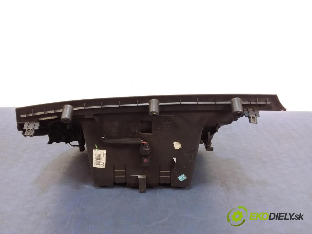 Volvo V50 2006 kokpit,pristrojová doska