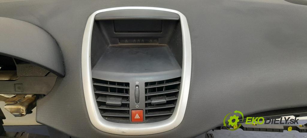 Peugeot 207 2009 kokpit,pristrojová doska