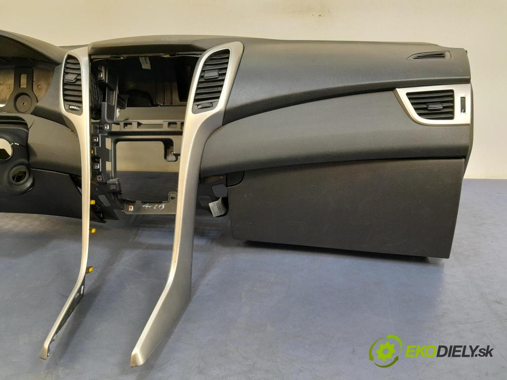 Hyundai I30 2016 kokpit,pristrojová doska