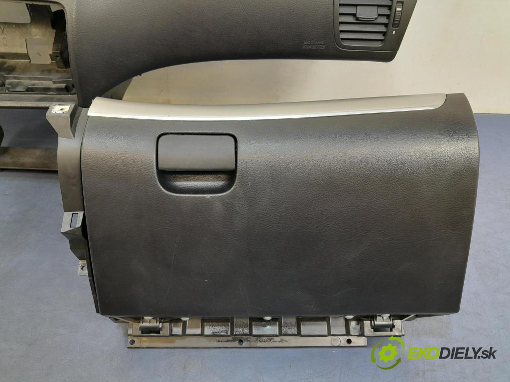 Subaru Outback 2008 kokpit,pristrojová doska