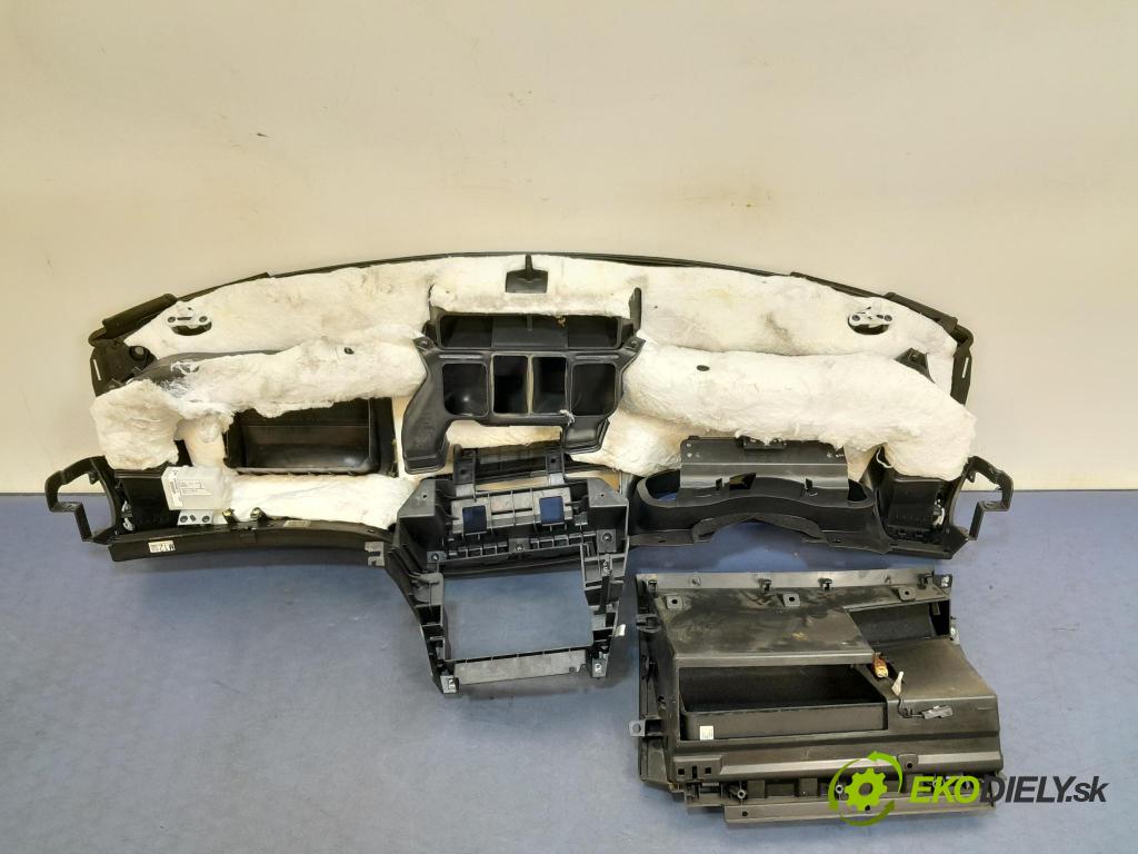 Subaru Outback 2008 kokpit,pristrojová doska