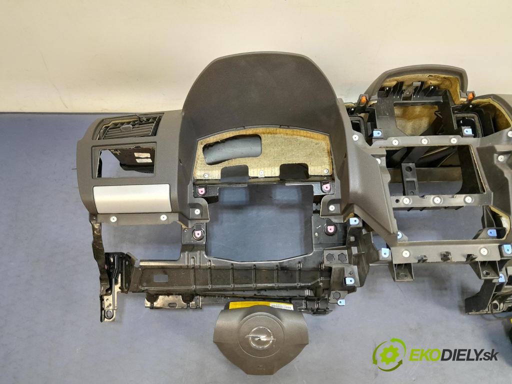 Opel Zafira 2006 kokpit,pristrojová doska
