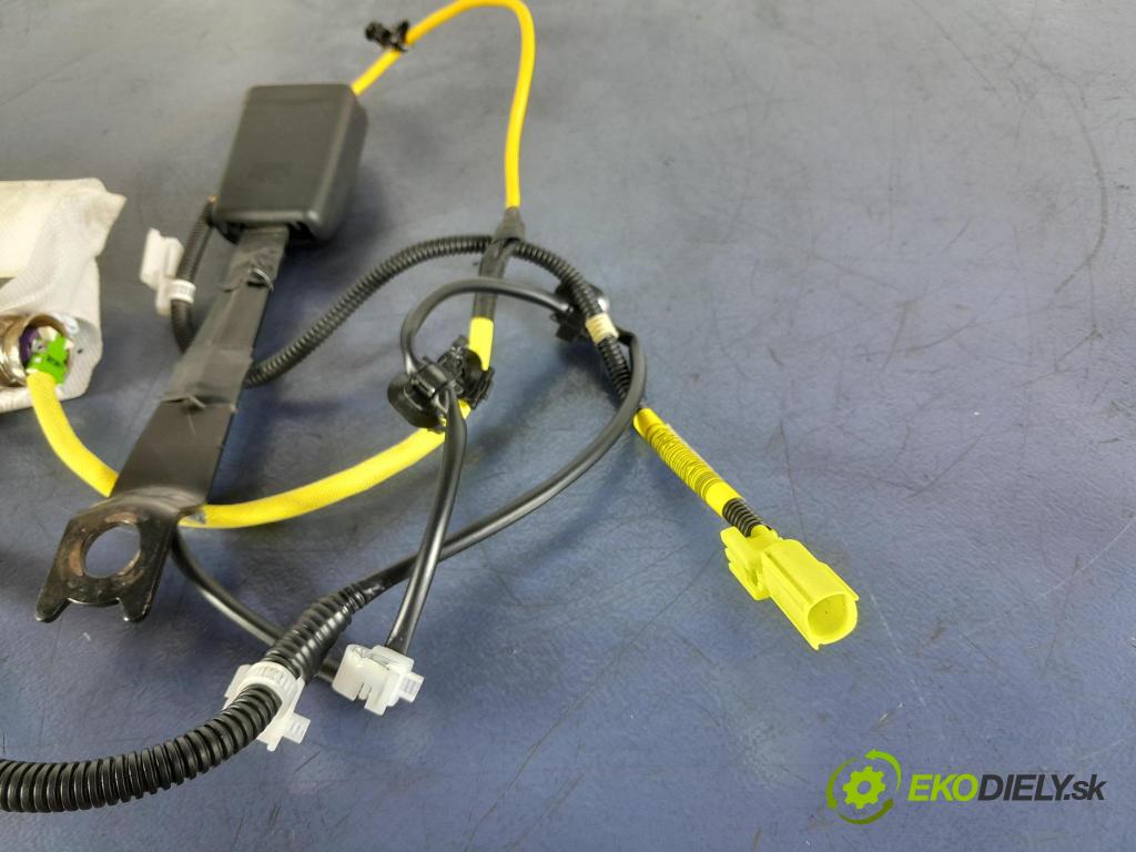 Toyota Verso 2011 Airbag: Sedadlo: x 73920-0F010