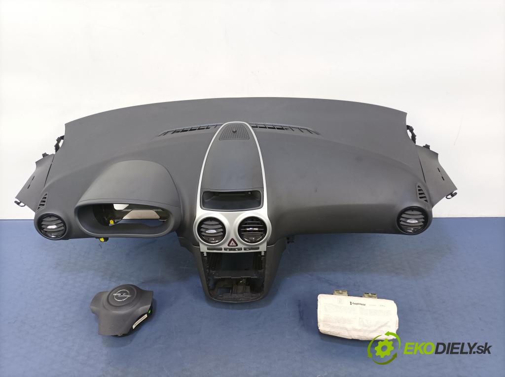 Opel Corsa 2007 kokpit,pristrojová doska