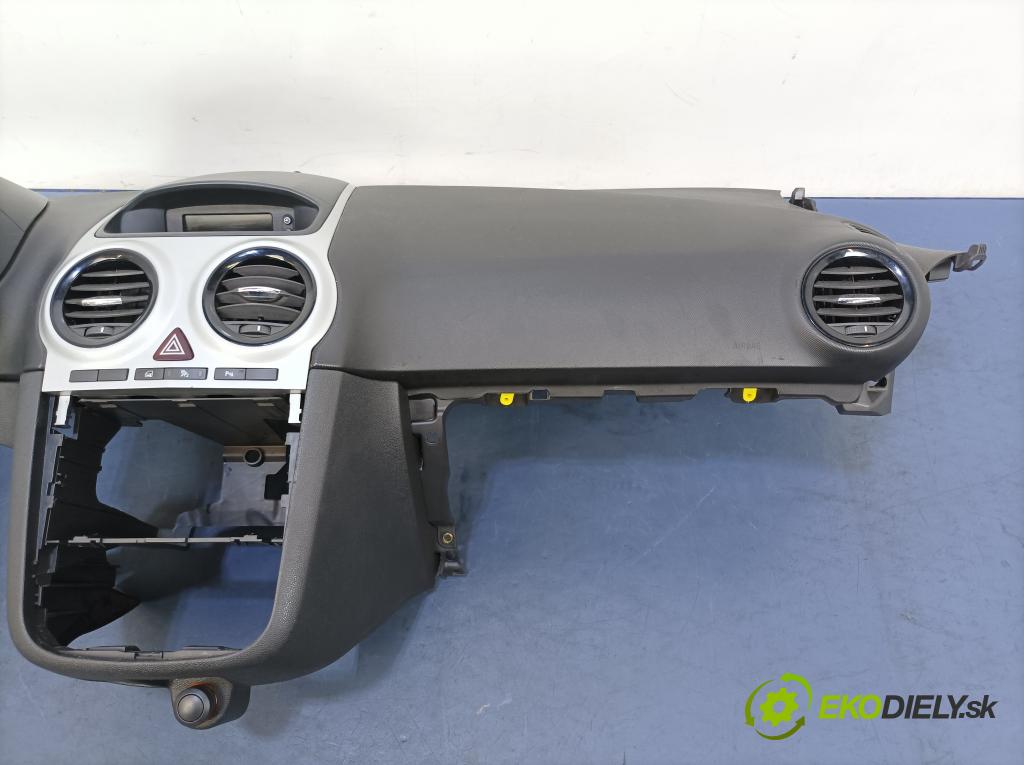 Opel Corsa 2007 kokpit,pristrojová doska