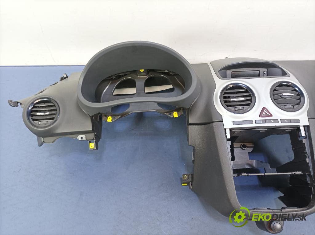 Opel Corsa 2007 kokpit,pristrojová doska