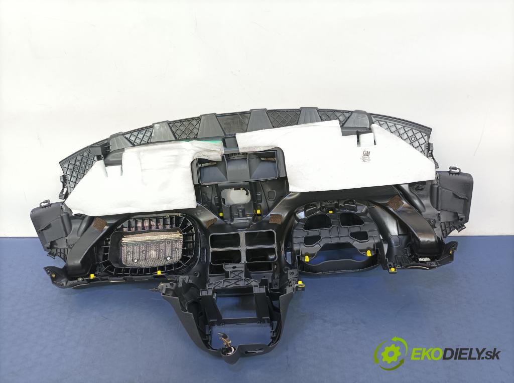Opel Corsa 2007 kokpit,pristrojová doska