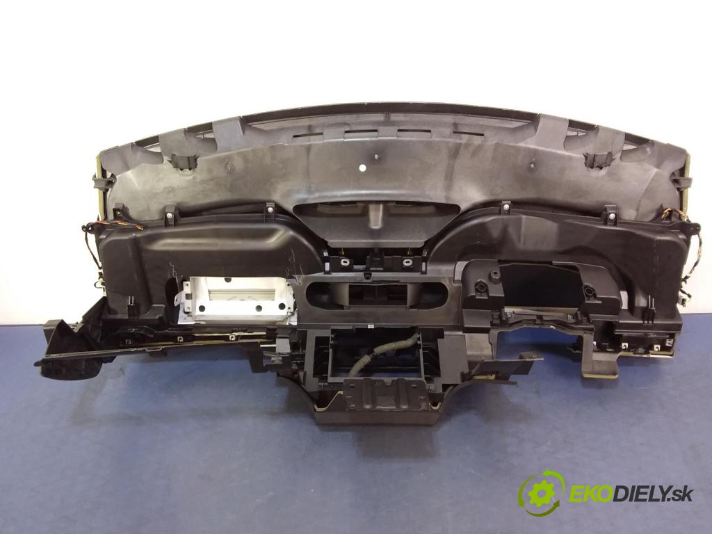 Vw Touran 2005 kokpit,pristrojová doska