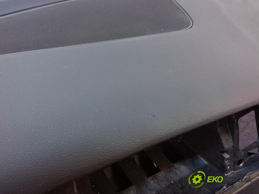 Audi Q5 2016 kokpit,pristrojová doska