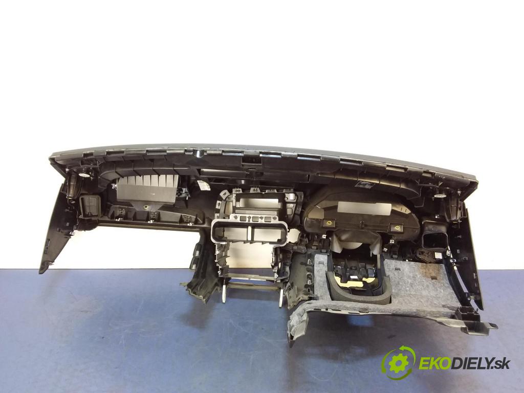Audi Q5 2016 kokpit,pristrojová doska