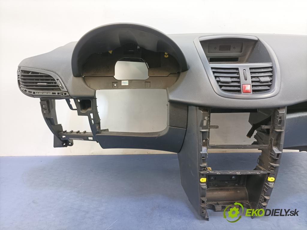 Peugeot 207 2011 kokpit,pristrojová doska
