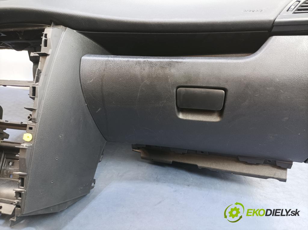 Peugeot 207 2011 kokpit,pristrojová doska