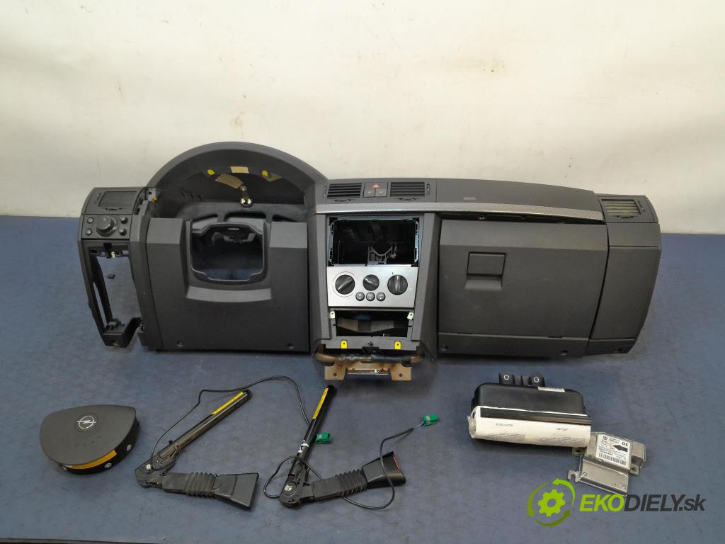 Opel Meriva 2007 kokpit,pristrojová doska