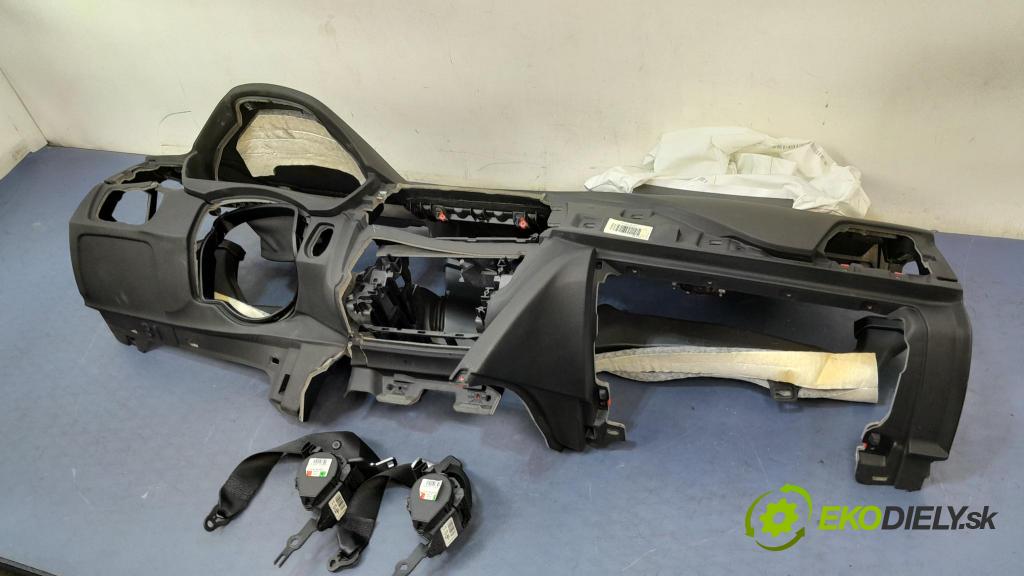 Bmw Seria 3 2015 kokpit,pristrojová doska
