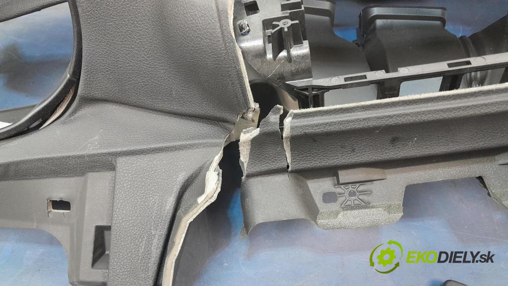 Bmw Seria 3 2015 kokpit,pristrojová doska
