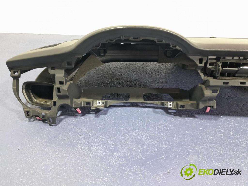 Toyota Corolla 2014 kokpit,pristrojová doska 01