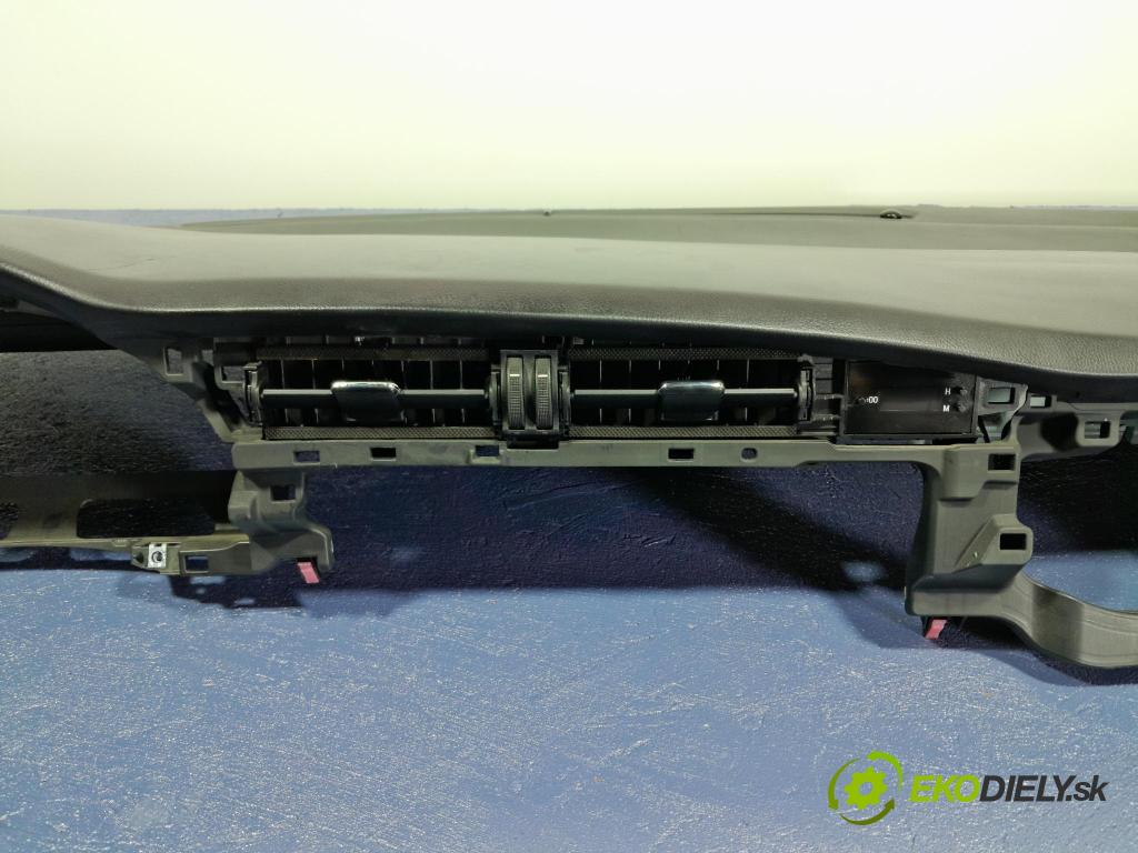 Toyota Corolla 2014 kokpit,pristrojová doska 01
