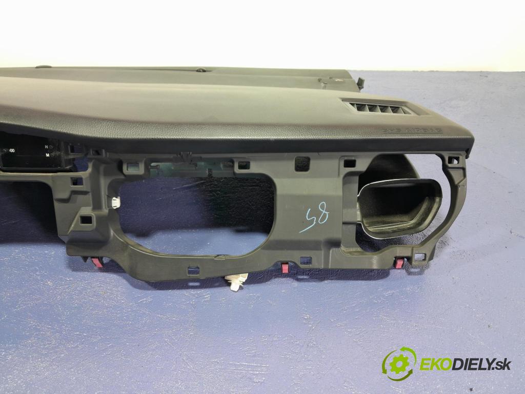 Toyota Corolla 2014 kokpit,pristrojová doska 01