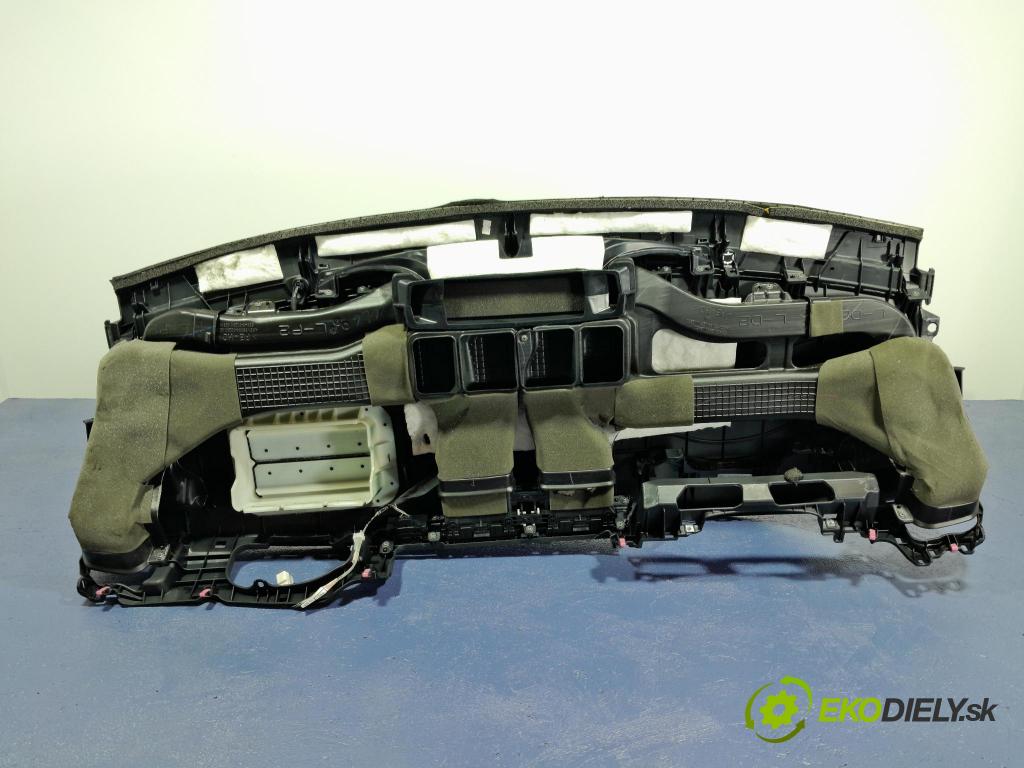 Toyota Corolla 2014 kokpit,pristrojová doska 01