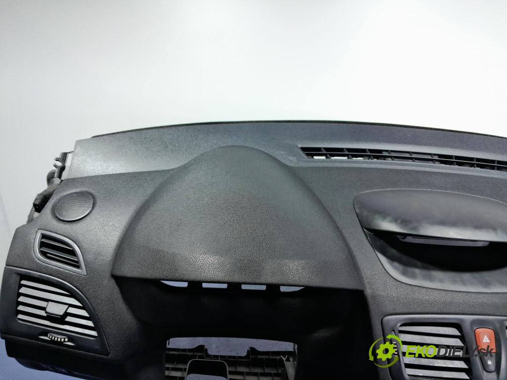 Renault Megane 2010 kokpit,pristrojová doska 01