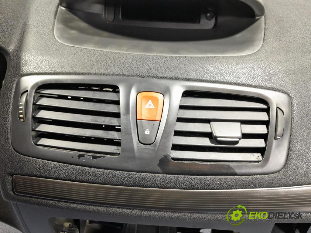 Renault Megane 2010 kokpit,pristrojová doska 01