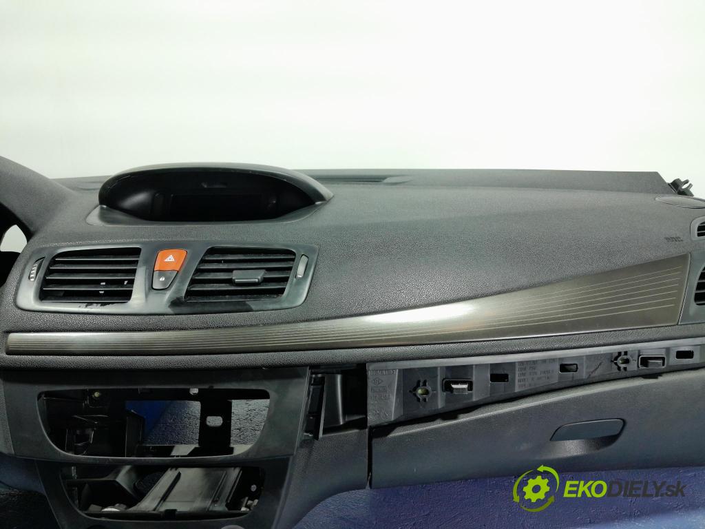 Renault Megane 2010 kokpit,pristrojová doska 01