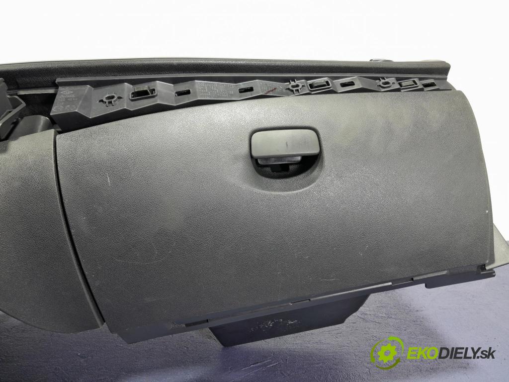 Renault Megane 2010 kokpit,pristrojová doska 01