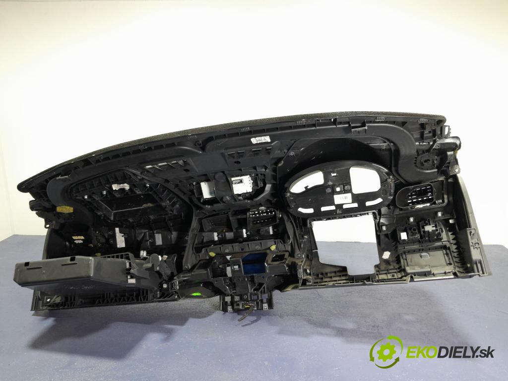 Renault Megane 2010 kokpit,pristrojová doska 01