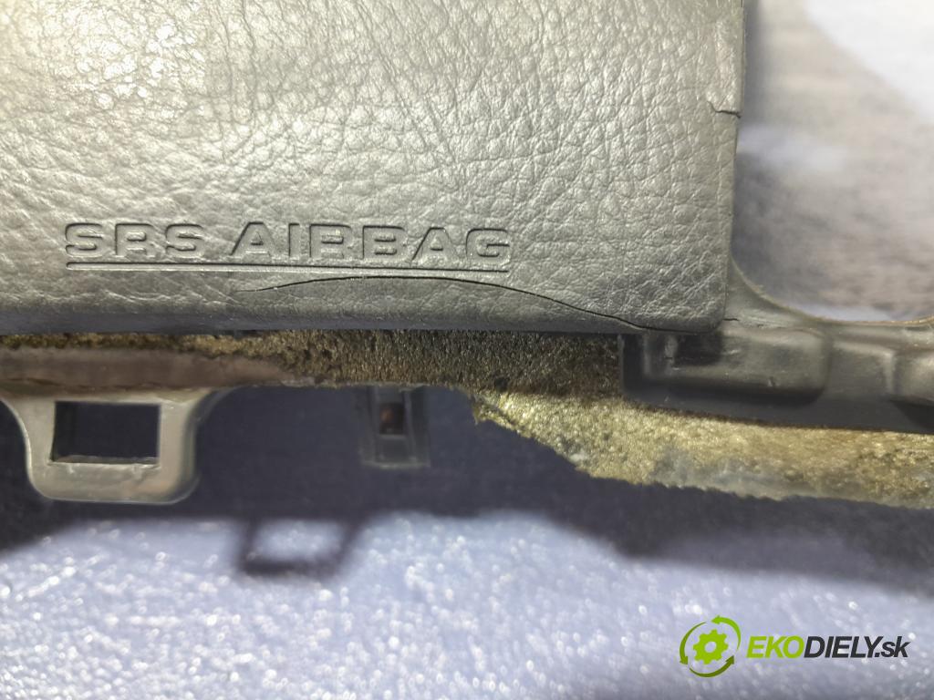 Toyota Avensis 2004 kokpit,pristrojová doska 01