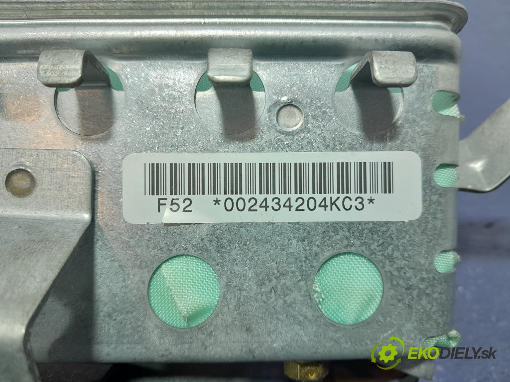 Toyota Avensis 2004 kokpit,pristrojová doska 01