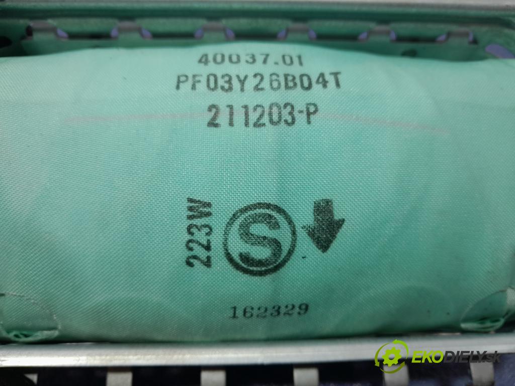 Toyota Avensis 2004 kokpit,pristrojová doska 01
