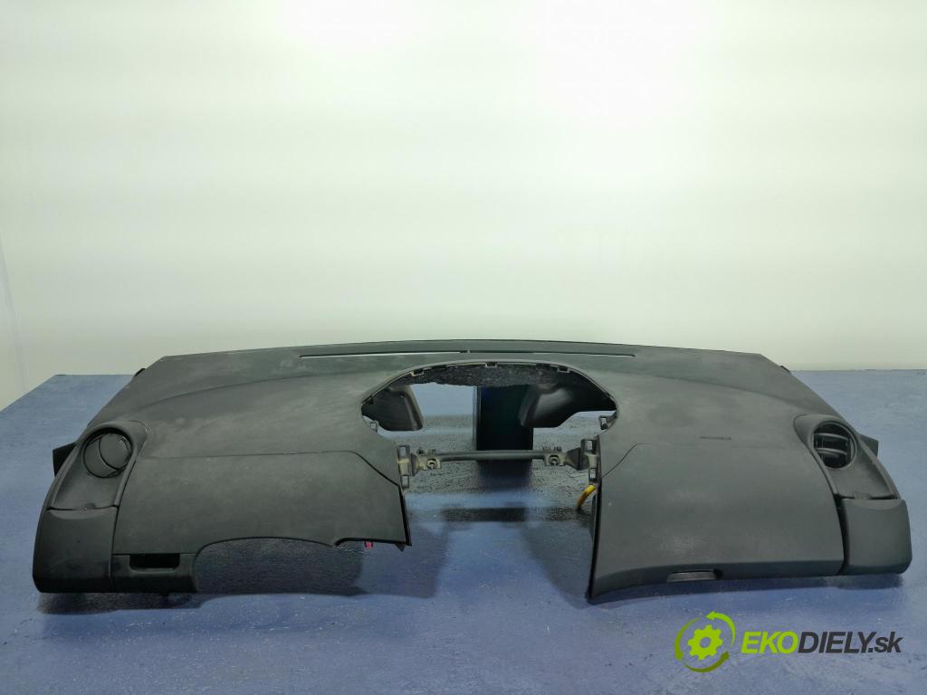 Toyota Yaris 2011 kokpit,pristrojová doska 01