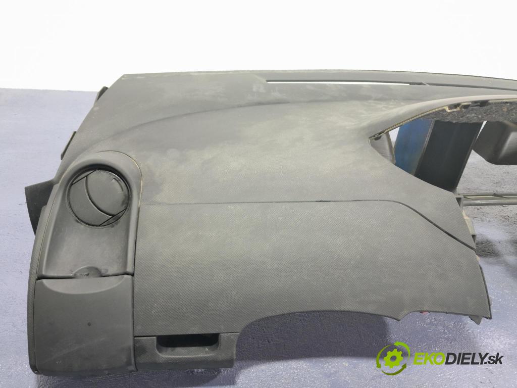 Toyota Yaris 2011 kokpit,pristrojová doska 01