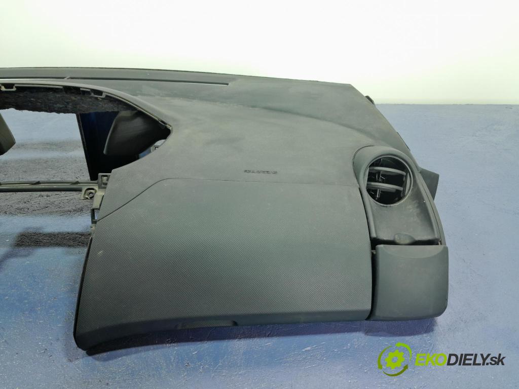 Toyota Yaris 2011 kokpit,pristrojová doska 01