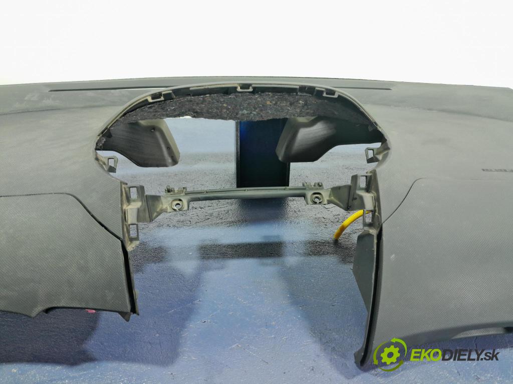 Toyota Yaris 2011 kokpit,pristrojová doska 01