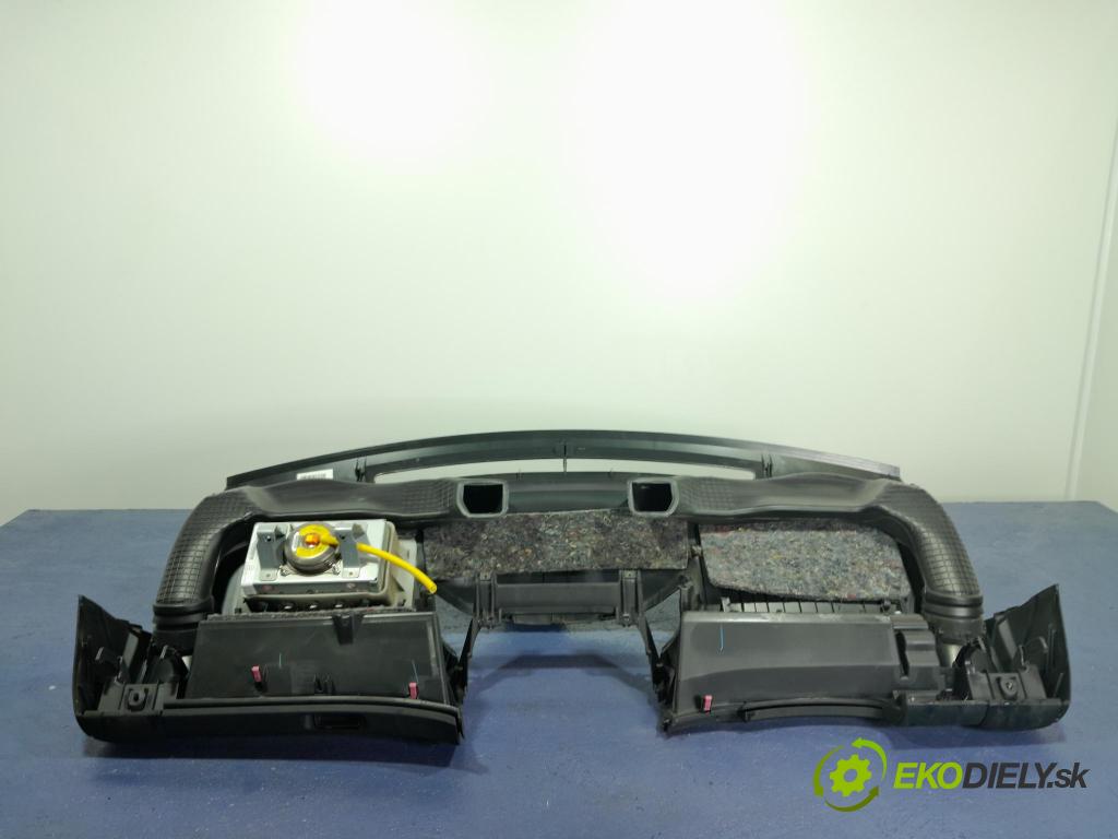 Toyota Yaris 2011 kokpit,pristrojová doska 01