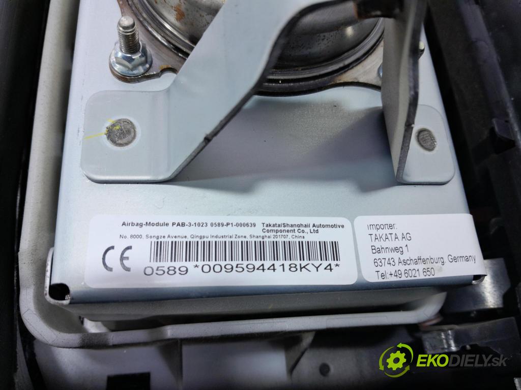 Toyota Yaris 2011 kokpit,pristrojová doska 01