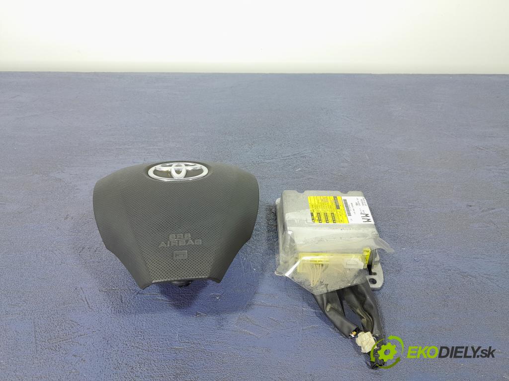 Toyota Yaris 2011 kokpit,pristrojová doska 01