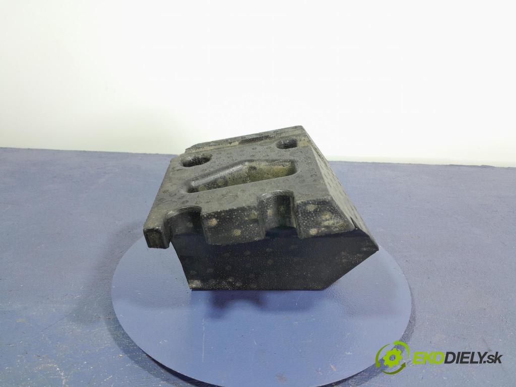 Audi Q7 2021 výztuha narazník Zad: 4M0807573A