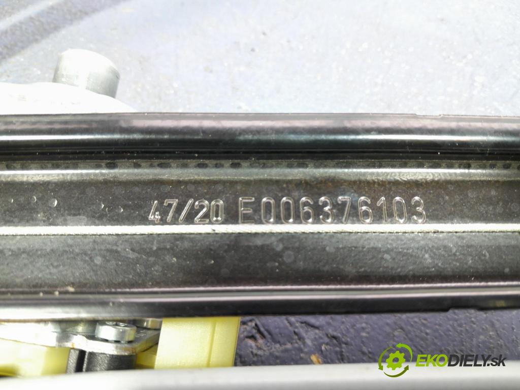 Audi Q7 2021 mechanismus stahování Sklenka: Zad: v pravo: 8W0959801
